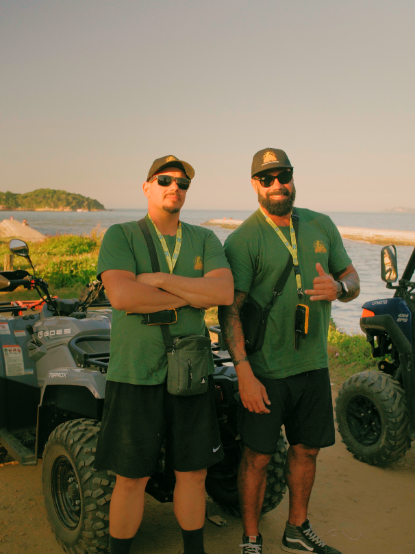 Integrantes da equipe Búzios Adventure ao lado dos quadriciclos